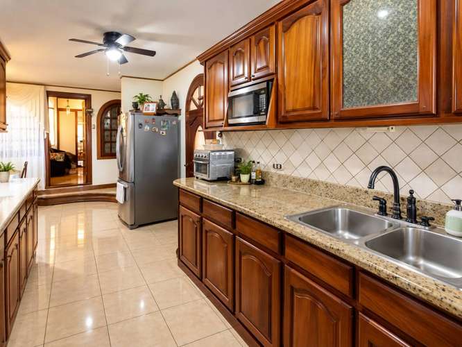Residencia exclusiva con amplio terreno en San Pablo de Heredia.   - Imagen 5