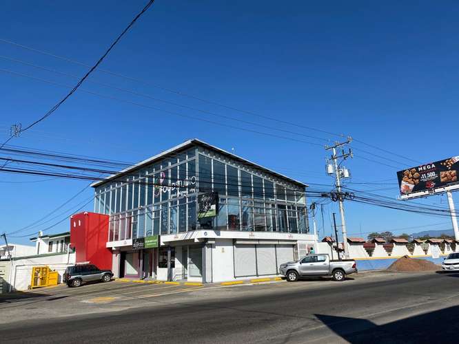 SE ALQUILA, JUNTO A FARMACIA SABA