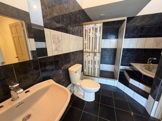 Casa esquinera de 2 niveles en Bello Horizonte, Escazú, con 4 habitaciones, jardín y vista al Valle Central . - Imagen 17