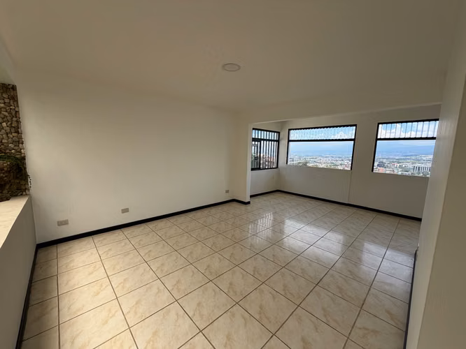 Casa esquinera de 2 niveles en Bello Horizonte, Escazú, con 4 habitaciones, jardín y vista al Valle Central . - Imagen 18