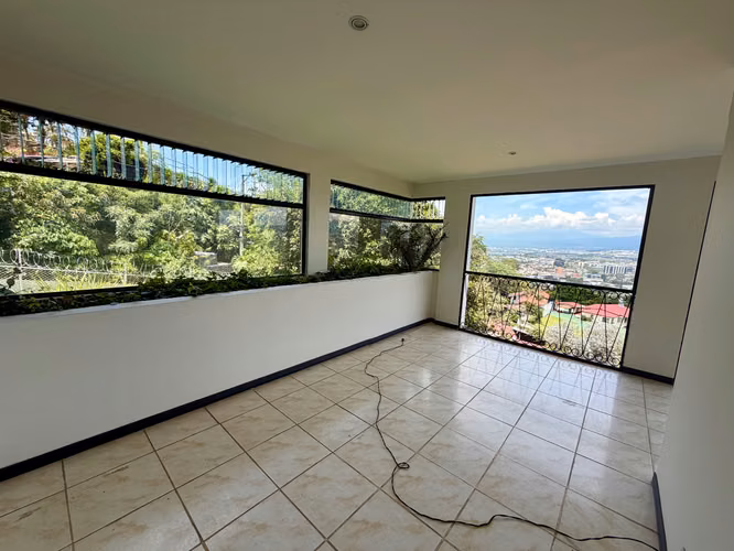 Casa esquinera de 2 niveles en Bello Horizonte, Escazú, con 4 habitaciones, jardín y vista al Valle Central . - Imagen 11