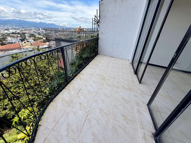 Casa esquinera de 2 niveles en Bello Horizonte, Escazú, con 4 habitaciones, jardín y vista al Valle Central . - Imagen 9