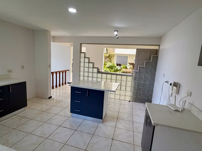 Casa esquinera de 2 niveles en Bello Horizonte, Escazú, con 4 habitaciones, jardín y vista al Valle Central . - Imagen 6