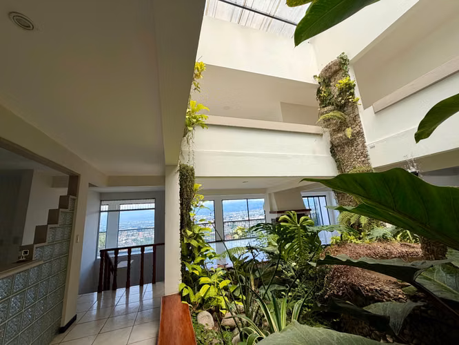 Casa esquinera de 2 niveles en Bello Horizonte, Escazú, con 4 habitaciones, jardín y vista al Valle Central . - Imagen 5