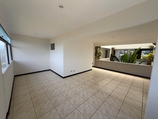 Casa esquinera de 2 niveles en Bello Horizonte, Escazú, con 4 habitaciones, jardín y vista al Valle Central . - Imagen 15