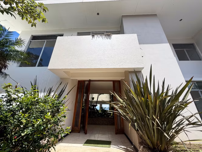 Casa esquinera de 2 niveles en Bello Horizonte, Escazú, con 4 habitaciones, jardín y vista al Valle Central .