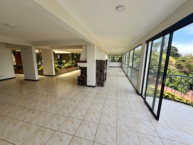 Casa esquinera de 2 niveles en Bello Horizonte, Escazú, con 4 habitaciones, jardín y vista al Valle Central . - Imagen 10