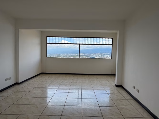 Casa esquinera de 2 niveles en Bello Horizonte, Escazú, con 4 habitaciones, jardín y vista al Valle Central . - Imagen 16