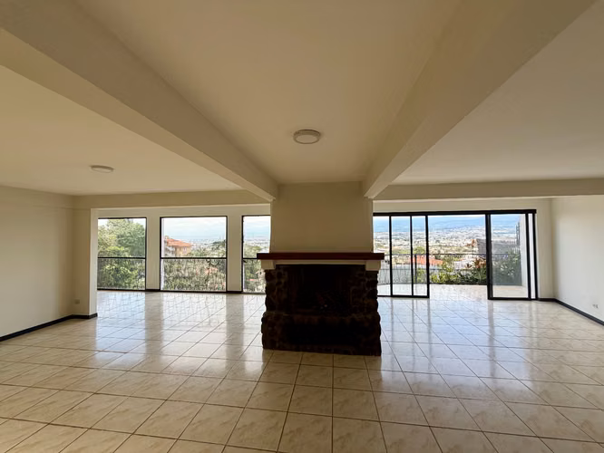 Casa esquinera de 2 niveles en Bello Horizonte, Escazú, con 4 habitaciones, jardín y vista al Valle Central . - Imagen 13