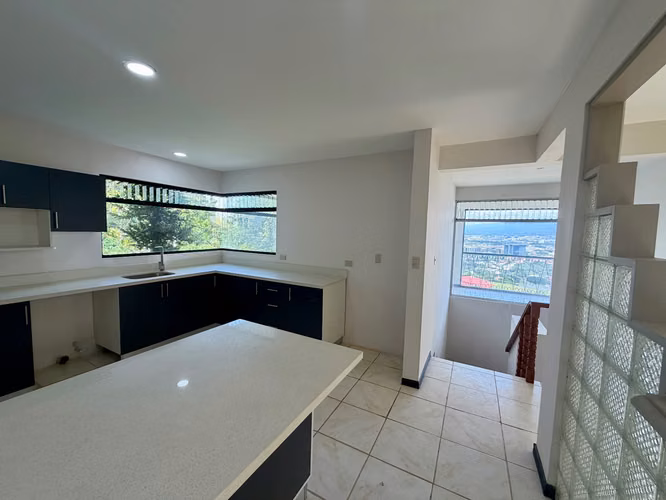 Casa esquinera de 2 niveles en Bello Horizonte, Escazú, con 4 habitaciones, jardín y vista al Valle Central . - Imagen 7