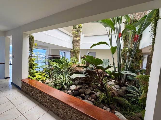 Casa esquinera de 2 niveles en Bello Horizonte, Escazú, con 4 habitaciones, jardín y vista al Valle Central . - Imagen 4