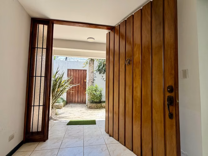 Casa esquinera de 2 niveles en Bello Horizonte, Escazú, con 4 habitaciones, jardín y vista al Valle Central . - Imagen 19