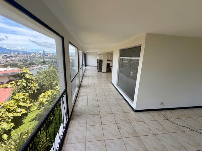 Casa esquinera de 2 niveles en Bello Horizonte, Escazú, con 4 habitaciones, jardín y vista al Valle Central . - Imagen 12