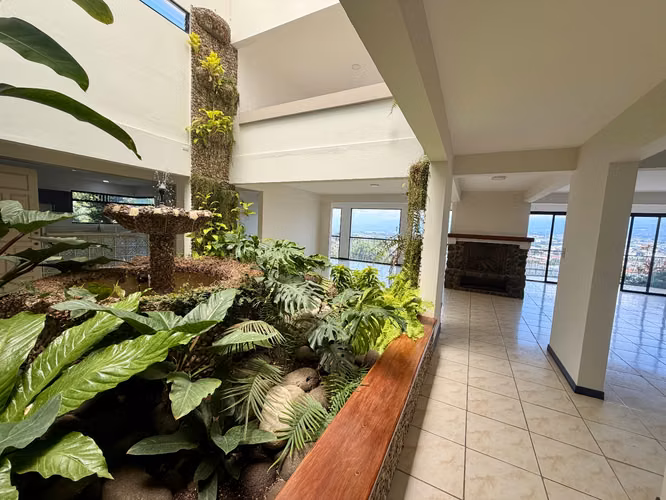 Casa esquinera de 2 niveles en Bello Horizonte, Escazú, con 4 habitaciones, jardín y vista al Valle Central . - Imagen 8