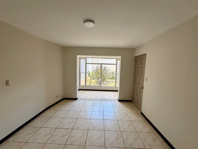 Casa esquinera de 2 niveles en Bello Horizonte, Escazú, con 4 habitaciones, jardín y vista al Valle Central . - Imagen 14