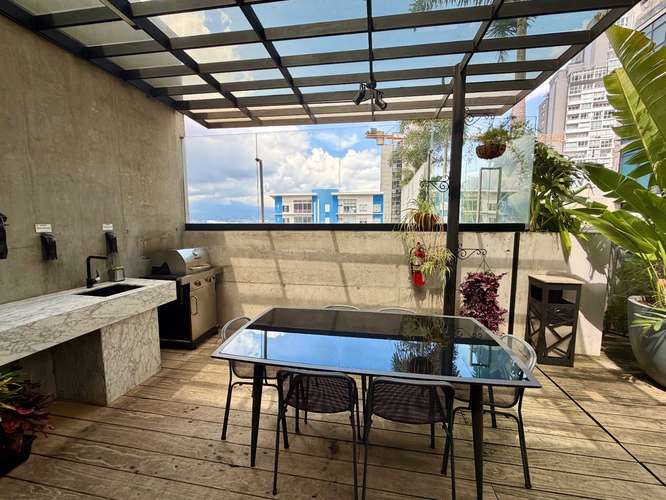 Moderno apartamento amueblado, de 2 habitaciones en torre de lujo en Rohrmoser Nunciatura con piscina y gimnasio.