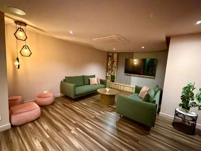 Moderno apartamento amueblado, de 2 habitaciones en torre de lujo en Rohrmoser Nunciatura con piscina y gimnasio.