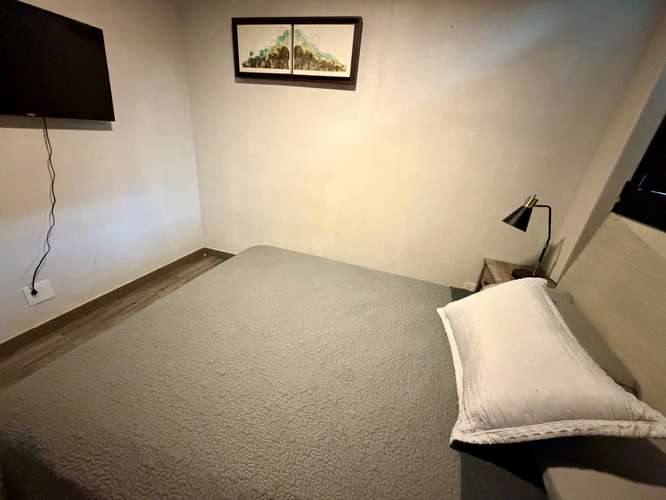 Moderno apartamento amueblado, de 2 habitaciones en torre de lujo en Rohrmoser Nunciatura con piscina y gimnasio.