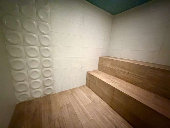 Moderno apartamento amueblado, de 2 habitaciones en torre de lujo en Rohrmoser Nunciatura con piscina y gimnasio.