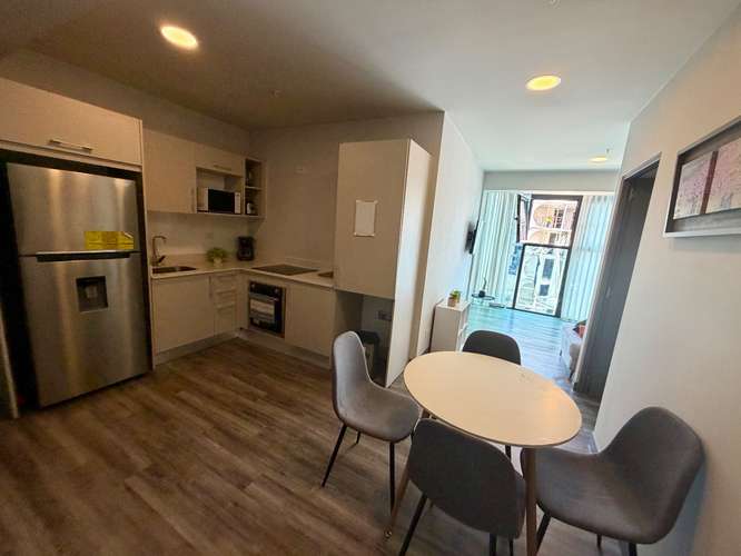 Moderno apartamento amueblado, de 2 habitaciones en torre de lujo en Rohrmoser Nunciatura con piscina y gimnasio.