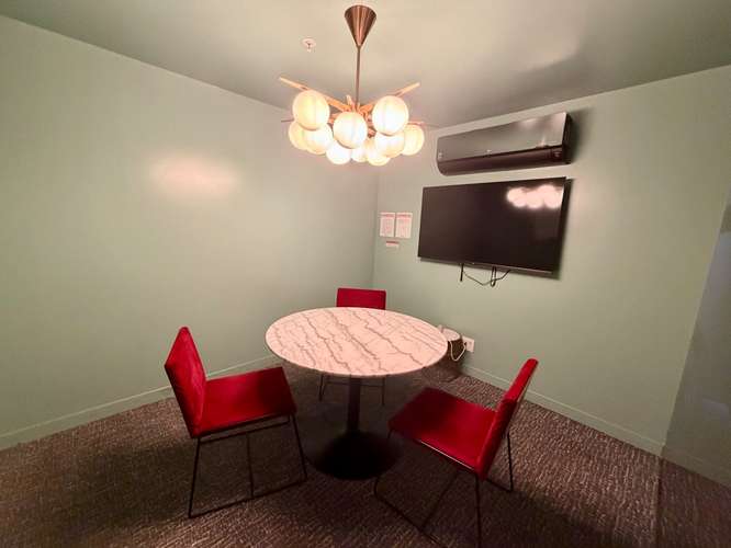 Moderno apartamento amueblado, de 2 habitaciones en torre de lujo en Rohrmoser Nunciatura con piscina y gimnasio.