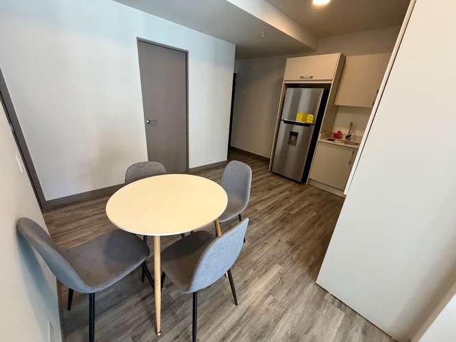 Moderno apartamento amueblado, de 2 habitaciones en torre de lujo en Rohrmoser Nunciatura con piscina y gimnasio.