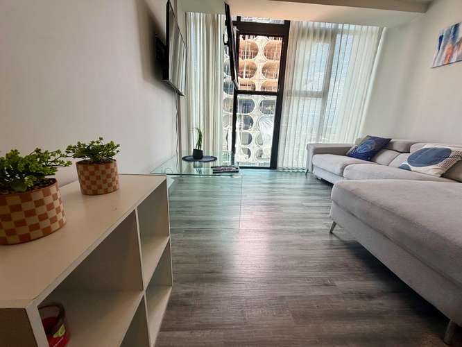 Moderno apartamento amueblado, de 2 habitaciones en torre de lujo en Rohrmoser Nunciatura con piscina y gimnasio.