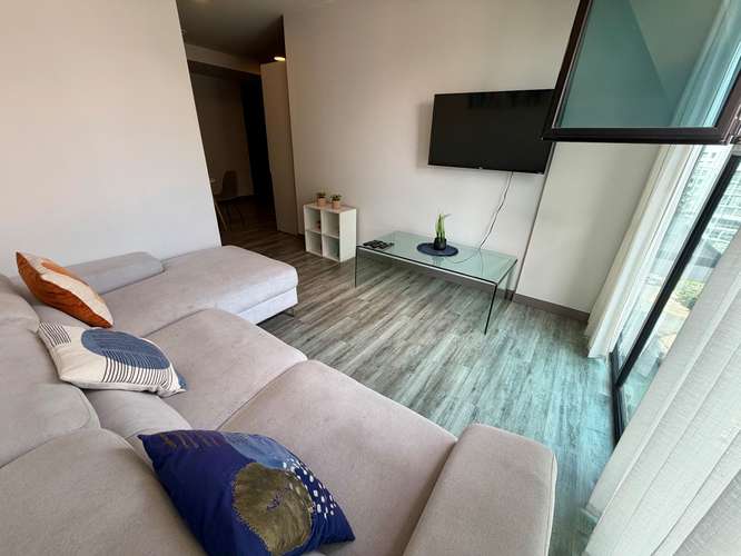 Moderno apartamento amueblado, de 2 habitaciones en torre de lujo en Rohrmoser Nunciatura con piscina y gimnasio.
