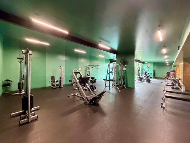 Moderno apartamento amueblado, de 2 habitaciones en torre de lujo en Rohrmoser Nunciatura con piscina y gimnasio.