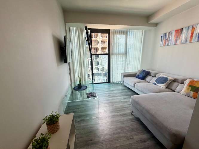 Moderno apartamento amueblado, de 2 habitaciones en torre de lujo en Rohrmoser Nunciatura con piscina y gimnasio.