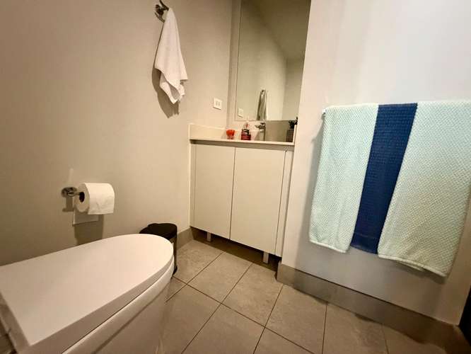 Moderno apartamento amueblado, de 2 habitaciones en torre de lujo en Rohrmoser Nunciatura con piscina y gimnasio.