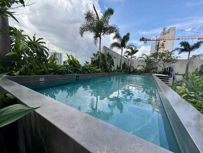Moderno apartamento amueblado, de 2 habitaciones en torre de lujo en Rohrmoser Nunciatura con piscina y gimnasio.