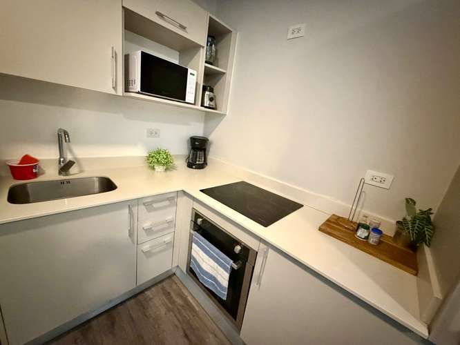 Moderno apartamento amueblado, de 2 habitaciones en torre de lujo en Rohrmoser Nunciatura con piscina y gimnasio.