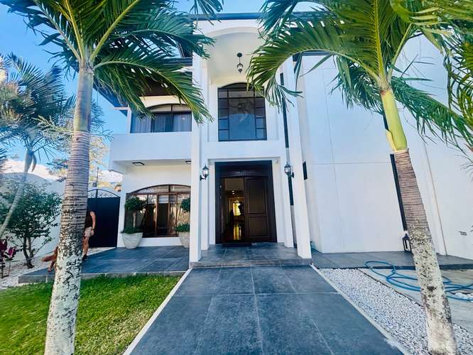 Alquiler de casa esquinera de 4 habitaciones en Piedades de Santa Ana: piscina, amplias áreas verdes y vistas a la