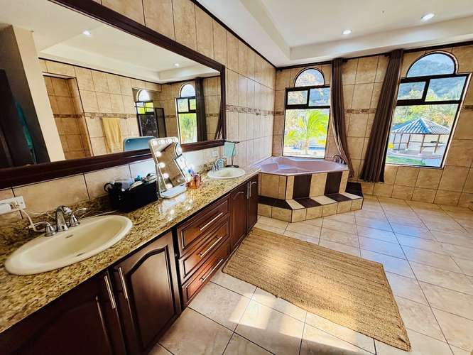 Alquiler de casa esquinera de 4 habitaciones en Piedades de Santa Ana: piscina, amplias áreas verdes y vistas a la - Imagen 18