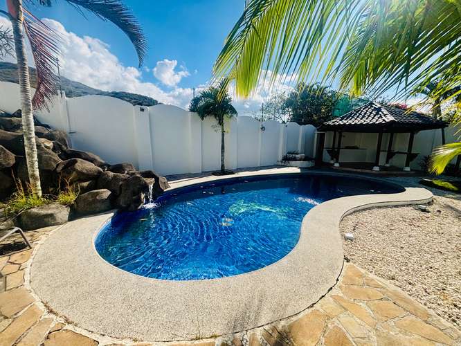 Alquiler de casa esquinera de 4 habitaciones en Piedades de Santa Ana: piscina, amplias áreas verdes y vistas a la - Imagen 5
