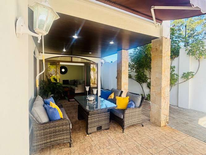 Alquiler de casa esquinera de 4 habitaciones en Piedades de Santa Ana: piscina, amplias áreas verdes y vistas a la - Imagen 6