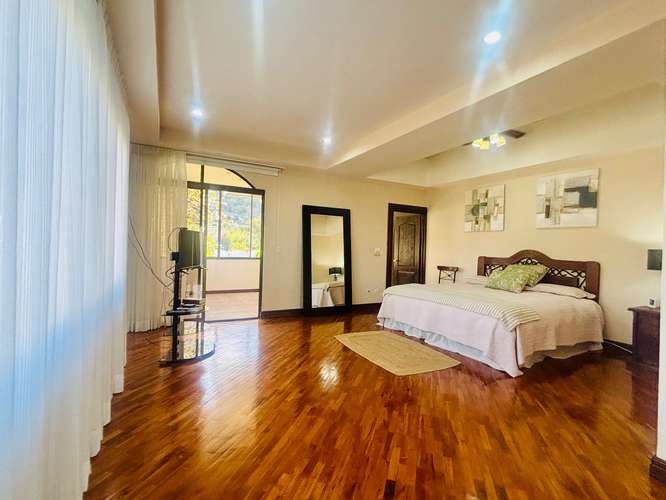 Alquiler de casa esquinera de 4 habitaciones en Piedades de Santa Ana: piscina, amplias áreas verdes y vistas a la - Imagen 17