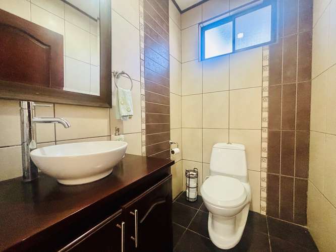 Alquiler de casa esquinera de 4 habitaciones en Piedades de Santa Ana: piscina, amplias áreas verdes y vistas a la - Imagen 12