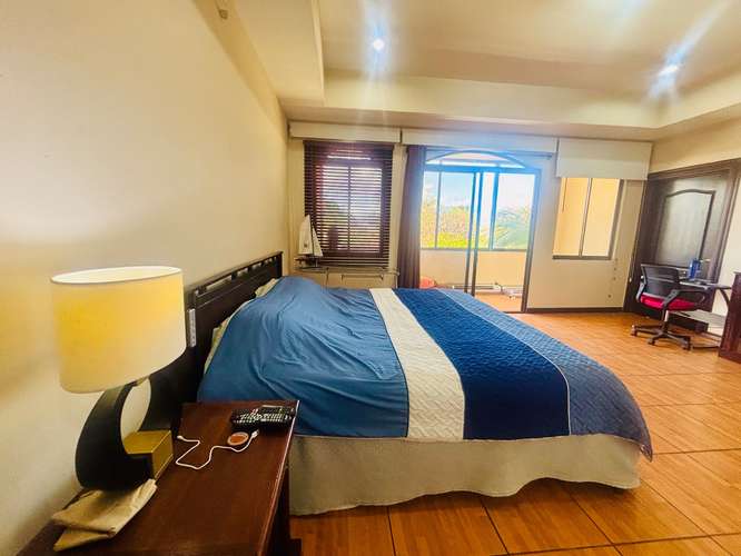 Alquiler de casa esquinera de 4 habitaciones en Piedades de Santa Ana: piscina, amplias áreas verdes y vistas a la - Imagen 13