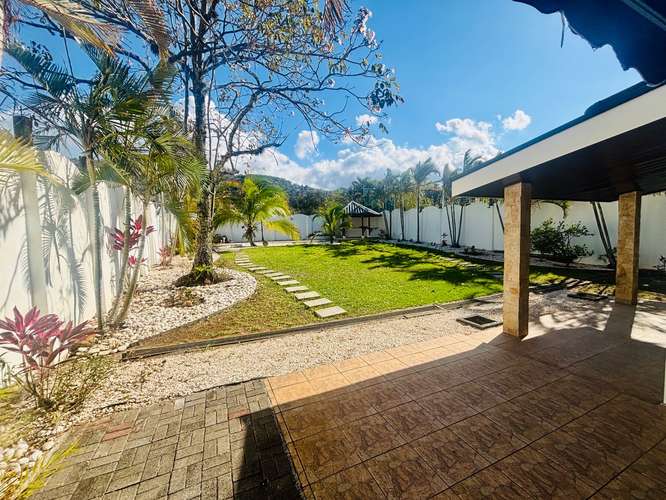 Alquiler de casa esquinera de 4 habitaciones en Piedades de Santa Ana: piscina, amplias áreas verdes y vistas a la - Imagen 4