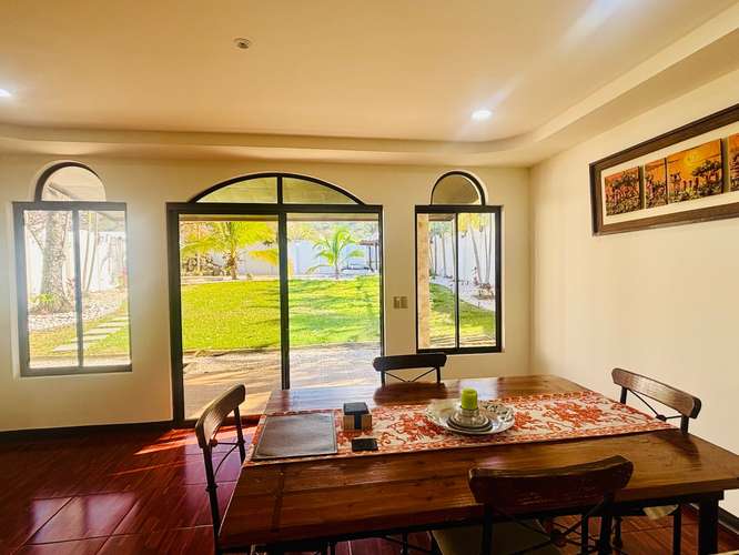 Alquiler de casa esquinera de 4 habitaciones en Piedades de Santa Ana: piscina, amplias áreas verdes y vistas a la - Imagen 10