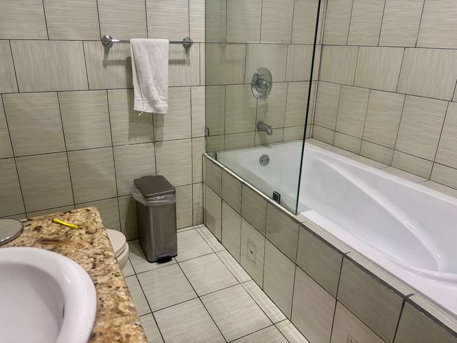 Alquiler de casa esquinera de 4 habitaciones en Piedades de Santa Ana: piscina, amplias áreas verdes y vistas a la - Imagen 14