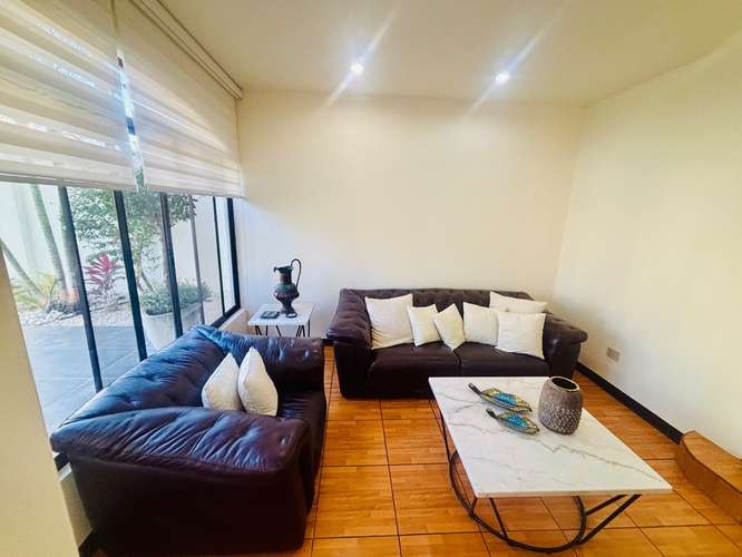 Alquiler de casa esquinera de 4 habitaciones en Piedades de Santa Ana: piscina, amplias áreas verdes y vistas a la - Imagen 11
