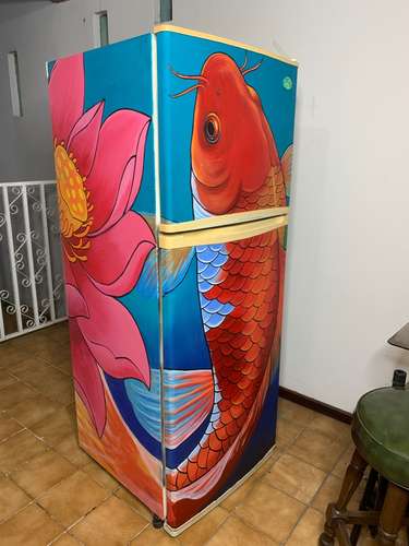 Refrigerador LG  funcional -  Pieza única de  diseño pez Koi (pintada a mano)
