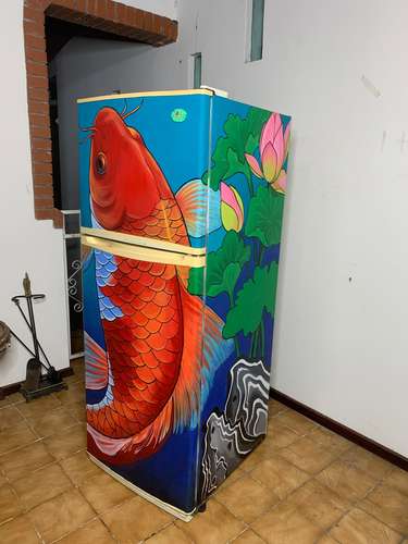 Refrigerador LG  funcional -  Pieza única de  diseño pez Koi (pintada a mano)