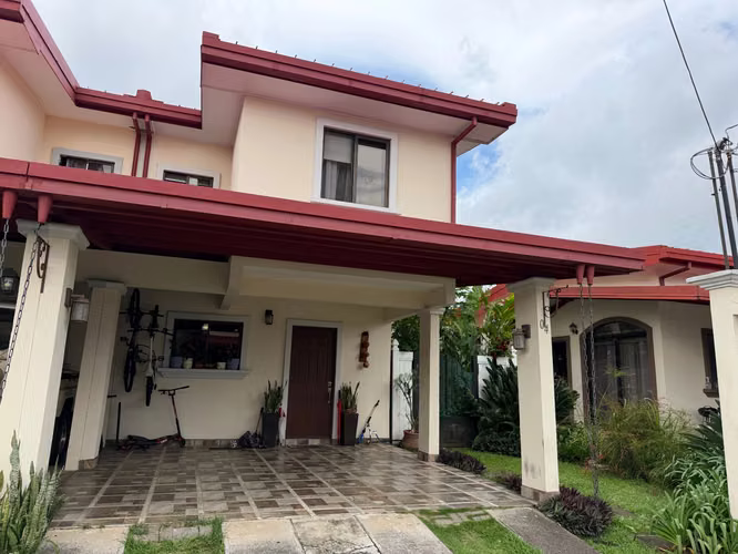 Vendo casa dos pisos en Condominio Vila del Sendero, Santa Lucía Barva Heredia a 5 min del Parque Central Heredia