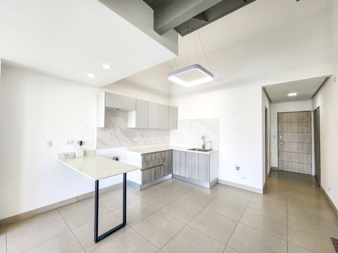 Apartamento de 2 niveles en alquiler con vista espectacular, 2 habitaciones y 2 parqueos en Santa Ana - Imagen 10