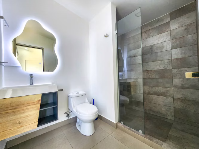 Apartamento de 2 niveles en alquiler con vista espectacular, 2 habitaciones y 2 parqueos en Santa Ana - Imagen 8