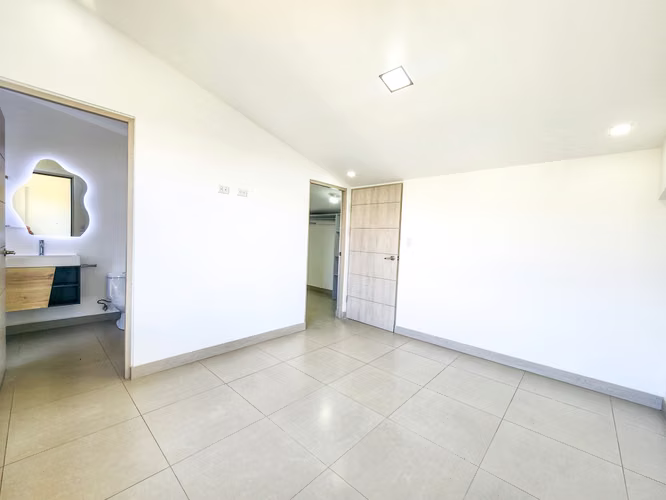 Apartamento de 2 niveles en alquiler con vista espectacular, 2 habitaciones y 2 parqueos en Santa Ana - Imagen 6
